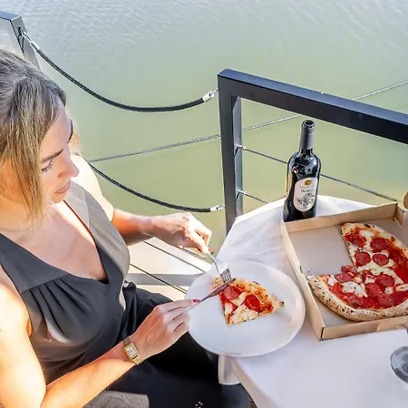 The Homeboat Company Parque Nacoes-lisboa 船上ホテル *